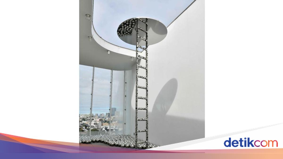 鏡の間に銀色のはしごを設置した草間彌生の作品「Ladder to Heaven」