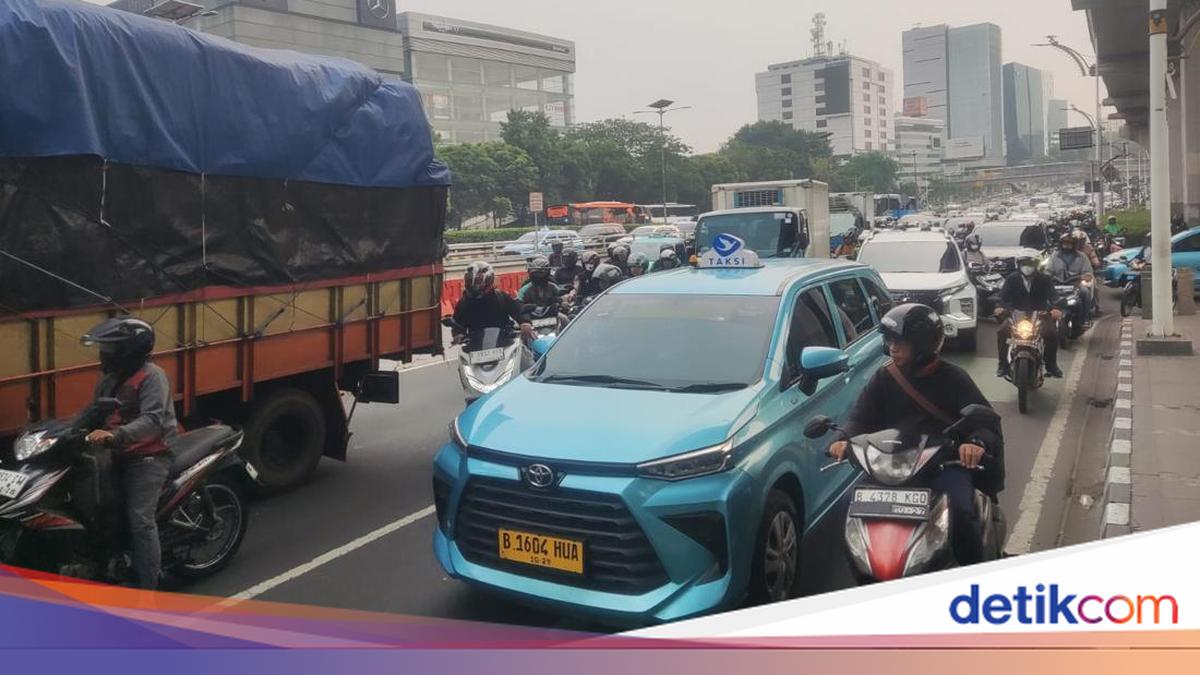 Truck Breakdown in East Jakarta Causes Traffic and TransJakarta Delays