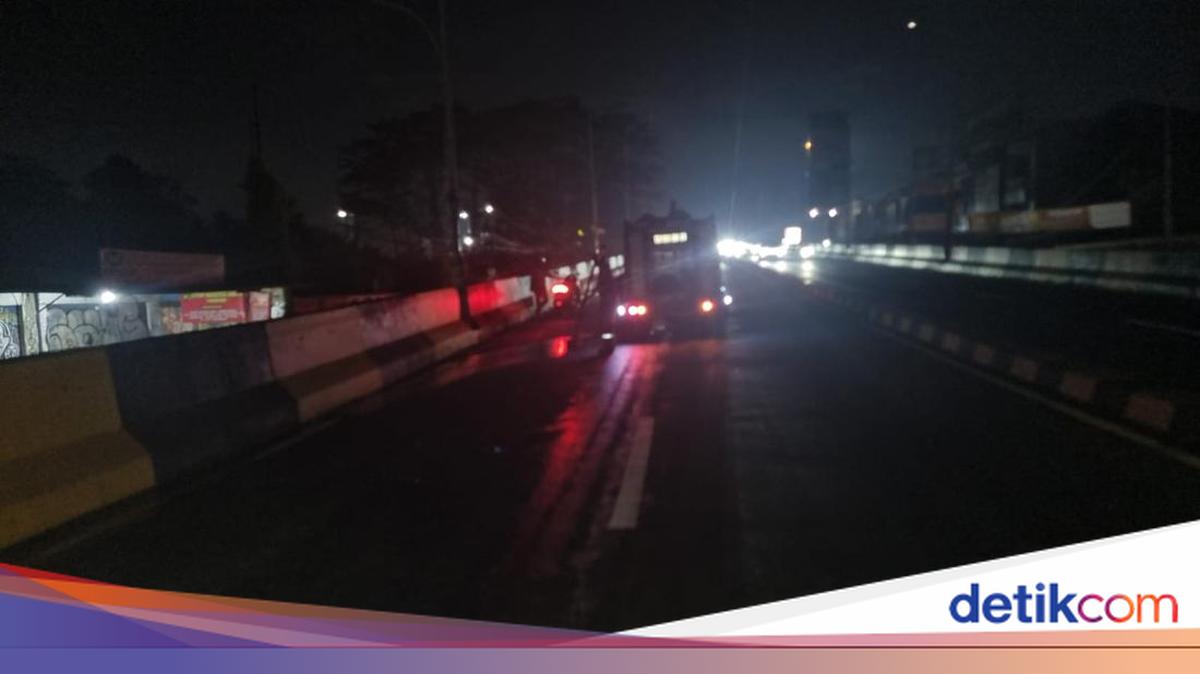 Oil spill triggers motorcycle crashes at South Tangerang flyover