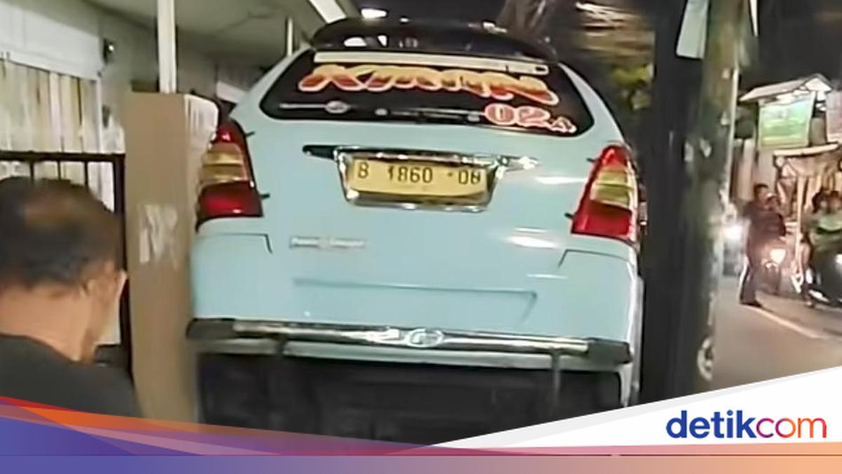 Mikrolet Falls Into Drain in South Jakarta; No One Is Hurt