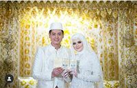 Roger Danuarta dan Cut Meyriska Pamer Buku Nikah Roger Danuarta dan Cut Meyriska Pamer Buku Nikah