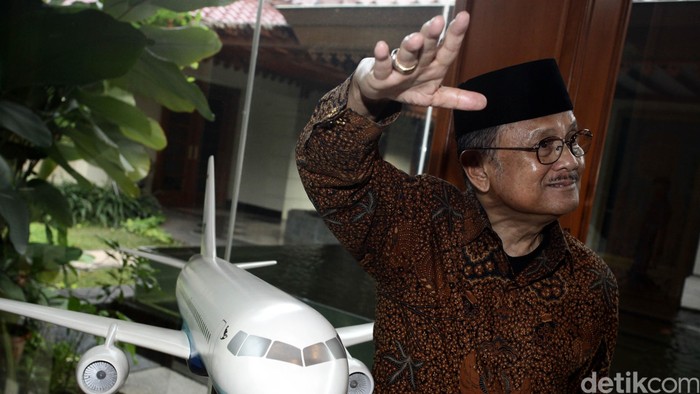 Miniatur pesawat R80 mejeng di Bekraf Habibie Festival. R80 merupakan pesawat rancangan Presiden ke-3 BJ Habibie.