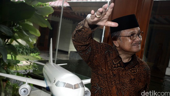 Presiden Indonesia ke-3 BJ Habibie/Foto: Hasan Alhabshy Presiden Indonesia ke-3 BJ Habibie/Foto: Hasan Alhabshy