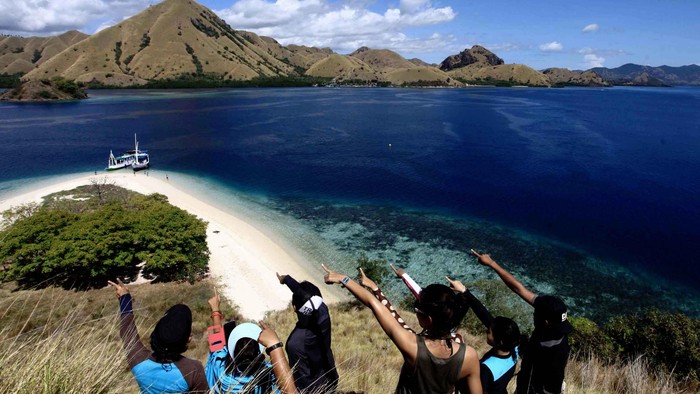 Wisatawan menikmati keindahan alam Taman Nasional Komodo dari atas bukit Gili laba, Labuan Bajo, Flores, Beberapa waktu lalu. Taman nasional komodo yang telah terpilih menjadi new 7 wonder selain menyajikan alam yang sangat indah juga memiliki hewan 