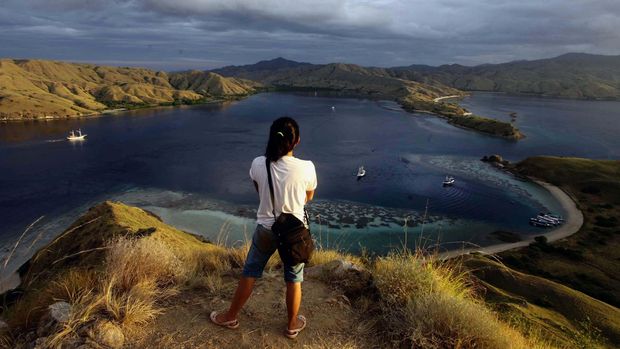 Wisatawan menikmati keindahan alam Taman Nasional Komodo dari atas bukit Gili laba, Labuan Bajo, Flores, Beberapa waktu lalu. Taman nasional komodo yang telah terpilih menjadi new 7 wonder selain menyajikan alam yang sangat indah juga memiliki hewan khas komodo yang mendiami Pulau rinca dan Pulau Komodo.