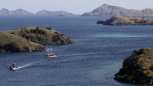 Wisatawan menikmati keindahan alam Taman Nasional Komodo dari atas bukit Gili laba, Labuan Bajo, Flores, Beberapa waktu lalu. Taman nasional komodo yang telah terpilih menjadi new 7 wonder selain menyajikan alam yang sangat indah juga memiliki hewan khas komodo yang mendiami Pulau rinca dan Pulau Komodo.