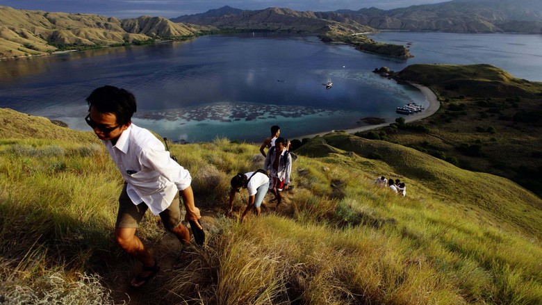 Menikmati Keindahan Alam Taman Nasioal Komodo Wisatawan menikmati keindahan alam Taman Nasional Komodo dari atas bukit Gili laba, Labuan Bajo, Flores, Beberapa waktu lalu. Taman nasional komodo yang telah terpilih menjadi new 7 wonder selain menyajikan alam yang sangat indah juga memiliki hewan khas komodo yang mendiami Pulau rinca dan Pulau Komodo.