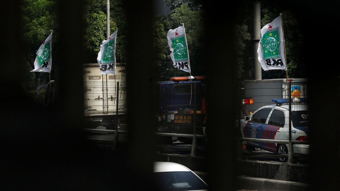 Hari pertama kampanye Pilpres 2014, atribut seperti bendera dan spanduk pasangan Capres dan Cawapres Jokowi-Jusuf Kalla yang didukung oleh Partai PKB, memenuhi pagar pembatas Tol Dalam Kota Jakarta, di Jalan Jenderal Gatot Subroto, Jakarta Selatan, Rabu (04/06/2014). Adanya atribut partai di pagar tol tersebut jelas amat merusak pemandangan dan keindahan, bahkan cenderung menciptakan kesan kumuh.