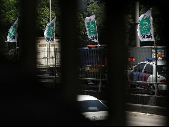 Hari pertama kampanye Pilpres 2014, atribut seperti bendera dan spanduk pasangan Capres dan Cawapres Jokowi-Jusuf Kalla yang didukung oleh Partai PKB, memenuhi pagar pembatas Tol Dalam Kota Jakarta, di Jalan Jenderal Gatot Subroto, Jakarta Selatan, Rabu (04/06/2014). Adanya atribut partai di pagar tol tersebut jelas amat merusak pemandangan dan keindahan, bahkan cenderung menciptakan kesan kumuh.