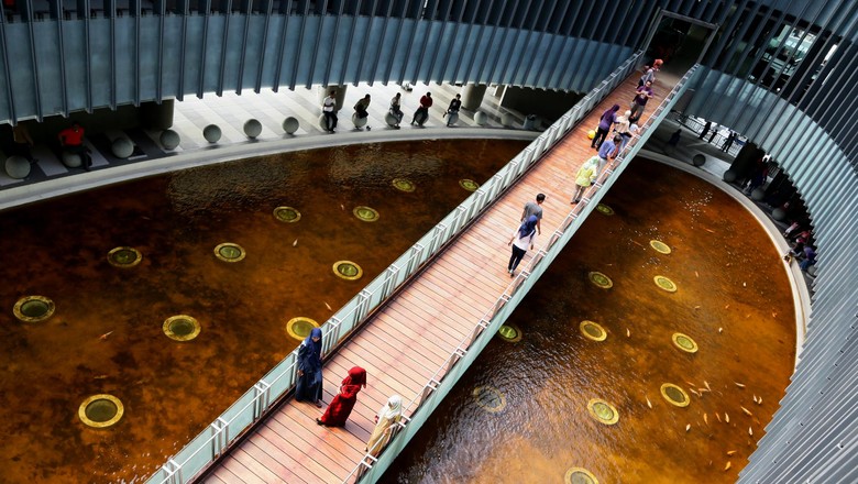 Refleksi Tsunami di Museum Tsunami Aceh Tidak lengkap rasanya kalau berkunjung ke Aceh tanpa mengunjungi Museum Tsunami di Banda Aceh, di museum ini pengunjung disuguhkan dengan berbagai foto, diorama serta oudio visual tentang tsunami yang melanda Aceh tahun 2004. file/detikfoto