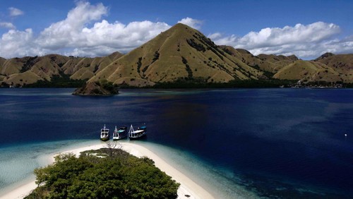 Wisatawan menikmati keindahan alam Taman Nasional Komodo dari atas bukit Gili laba, Labuan Bajo, Flores, Beberapa waktu lalu. Taman nasional komodo yang telah terpilih menjadi new 7 wonder selain menyajikan alam yang sangat indah juga memiliki hewan khas komodo yang mendiami Pulau rinca dan Pulau Komodo.