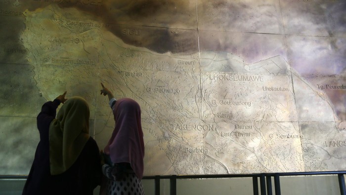 Tidak lengkap rasanya kalau berkunjung ke Aceh tanpa mengunjungi Museum Tsunami di Banda Aceh, di museum ini pengunjung disuguhkan dengan berbagai foto, diorama serta oudio visual tentang tsunami yang melanda Aceh tahun 2004. file/detikfoto
