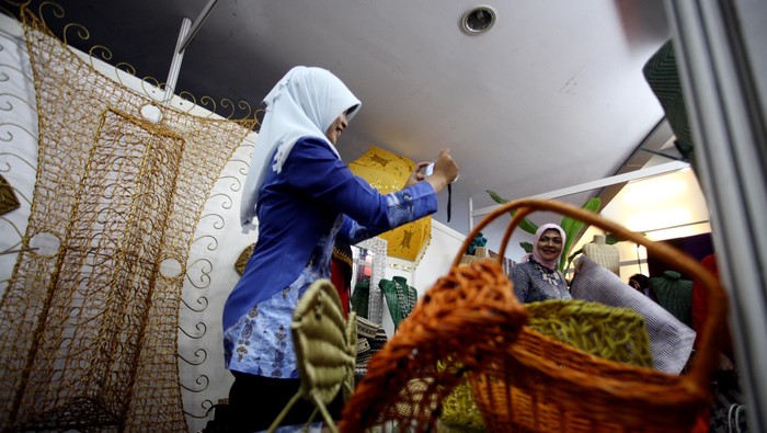 Pengunjung memilih hasil kerajinan UMKM yang dijajakan seperti tas anyaman, tikar, dan beragam busana yang terbuat dari rotan di Pameran Produk Kerajinan UMKM di SMESCO, Jakarta, Kamis (5/6/2014). Acara tersebut digelar oleh Dewan Kerajinan Nasional (Dekranas) dan UMKM dari seluruh Indonesia untuk meningkatkan daya saing dalam menghadapi pasar bebas ASEAN 2015. (FOTO: Rachman Haryanto/detikFoto)