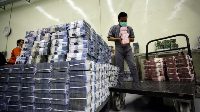 peruri kewalahan cetak uang rupiah BUMN percetakan uang, Perum Peruri dibanjiri pesanan cetak uang dari Bank Indonesia (BI). Pihak Peruri mengaku sangat kewalahan untuk memenuhi pesanan uang dari BI yang mencapai miliaran lembar. Seorang petugas tampak merapihkan tumpukan uang di cash center Bank Negara Indonesia Pusat, kawasan Sudirman, Jakarta, Senin (21/10/2013). (FOTO: Rachman Haryanto/detikFoto)