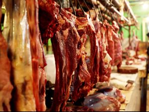 Curhat Pedagang Daging Sapi Dihantam PMK: Bisa Laku 10 Kg Sudah Mantap