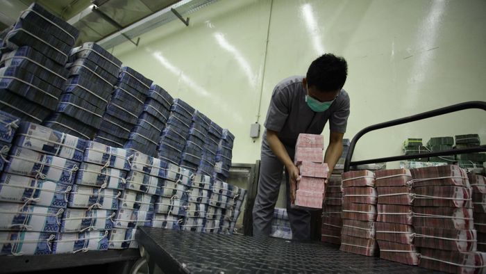 peruri kewalahan cetak uang rupiah BUMN percetakan uang, Perum Peruri dibanjiri pesanan cetak uang dari Bank Indonesia (BI). Pihak Peruri mengaku sangat kewalahan untuk memenuhi pesanan uang dari BI yang mencapai miliaran lembar. Seorang petugas tampak merapihkan tumpukan uang di cash center Bank Negara Indonesia Pusat, kawasan Sudirman, Jakarta, Senin (21/10/2013). (FOTO: Rachman Haryanto/detikFoto)