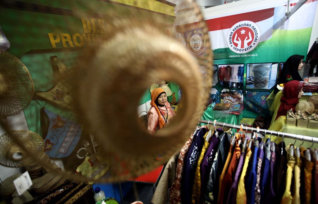 Pengunjung memilih hasil kerajinan UMKM yang dijajakan seperti tas anyaman, tikar, dan beragam busana yang terbuat dari rotan di Pameran Produk Kerajinan UMKM di SMESCO, Jakarta, Kamis (5/6/2014). Acara tersebut digelar oleh Dewan Kerajinan Nasional (Dekranas) dan UMKM dari seluruh Indonesia untuk meningkatkan daya saing dalam menghadapi pasar bebas ASEAN 2015. (FOTO: Rachman Haryanto/detikFoto)
