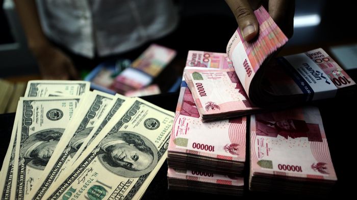 Rupiah Melemah Nilai tukar rupiah terhadap dolar AS mengalami pelemahan hingga menembus rekornya selama satu tahun belakangan ini. Nilai tukar rupiah tembus level Rp 9.849/US$, pada Senin (27/5/2013) kemarin. file/detikfoto