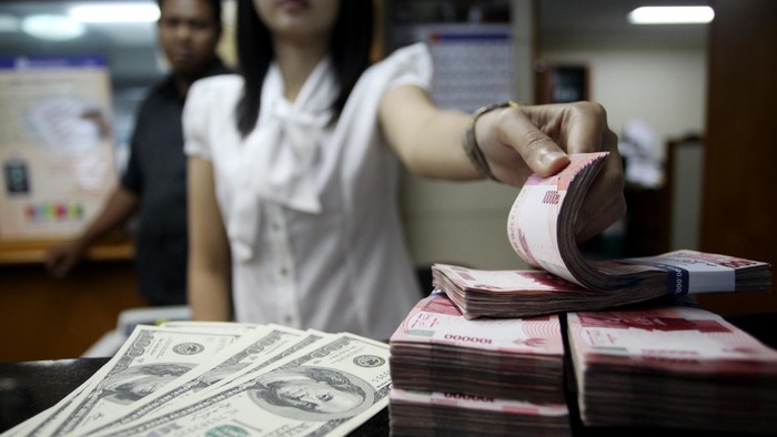 Nilai tukar rupiah terhadap dolar AS mengalami pelemahan hingga menembus rekornya selama satu tahun belakangan ini. Nilai tukar rupiah tembus level Rp 9.849/US$, pada Senin (27/5/2013) kemarin. file/detikfoto