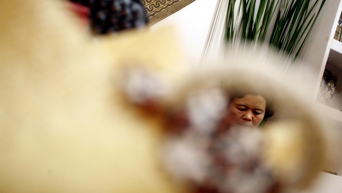 Seorang pengrajin membuat berbagai macam anyaman yang terbuat dari rotan dan sejenisnya di acara Pameran Produk Kerajinan UMKM di SMESCO, Jakarta, Kamis (5/6/2014). Acara tersebut digelar oleh Dewan Kerajinan Nasional (Dekranas) dan UMKM dari seluruh Indonesia untuk meningkatkan daya saing dalam menghadapi pasar bebas ASEAN 2015. (FOTO: Rachman Haryanto/detikFoto)