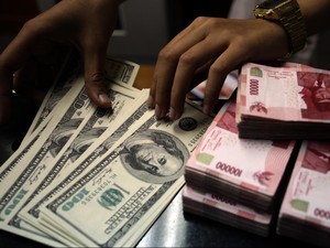 Dolar AS Berotot ke Rp 14.375