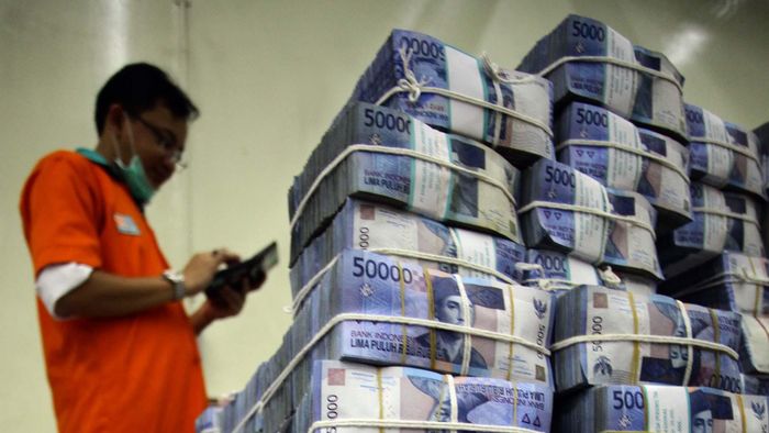 peruri kewalahan cetak uang rupiah BUMN percetakan uang, Perum Peruri dibanjiri pesanan cetak uang dari Bank Indonesia (BI). Pihak Peruri mengaku sangat kewalahan untuk memenuhi pesanan uang dari BI yang mencapai miliaran lembar. Seorang petugas tampak merapihkan tumpukan uang di cash center Bank Negara Indonesia Pusat, kawasan Sudirman, Jakarta, Senin (21/10/2013). (FOTO: Rachman Haryanto/detikFoto)