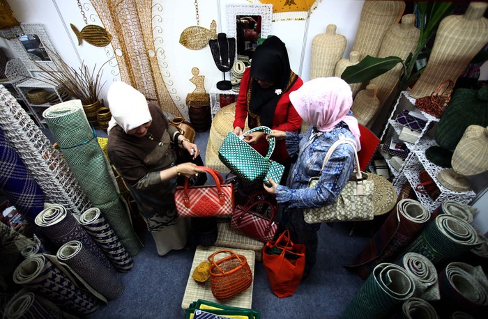 Pengunjung memilih hasil kerajinan UMKM yang dijajakan seperti tas anyaman, tikar, dan beragam busana yang terbuat dari rotan di Pameran Produk Kerajinan UMKM di SMESCO, Jakarta, Kamis (5/6/2014). Acara tersebut digelar oleh Dewan Kerajinan Nasional (Dekranas) dan UMKM dari seluruh Indonesia untuk meningkatkan daya saing dalam menghadapi pasar bebas ASEAN 2015. (FOTO: Rachman Haryanto/detikFoto)