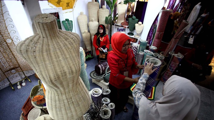 Pengunjung memilih hasil kerajinan UMKM yang dijajakan seperti tas anyaman, tikar, dan beragam busana yang terbuat dari rotan di Pameran Produk Kerajinan UMKM di SMESCO, Jakarta, Kamis (5/6/2014). Acara tersebut digelar oleh Dewan Kerajinan Nasional (Dekranas) dan UMKM dari seluruh Indonesia untuk meningkatkan daya saing dalam menghadapi pasar bebas ASEAN 2015. (FOTO: Rachman Haryanto/detikFoto)