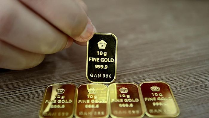 Emas Terus Melambung Seorang customer service Bank BNI Syariah cabang Benhil Jakarta Pusat menunjukkan logam mulia emas batangan berukuran 10 dan 100 gram, akhir pekan lalu. Berdasarkan data Asosiasi Pengusaha Emas dan Permata Indonesia, penjualan emas terus meningkat meskipun nilai tukar rupiah anjlok terhadap dollar AS. Jakarta (8/26/2013)