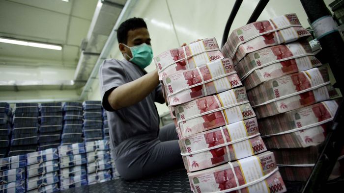 peruri kewalahan cetak uang rupiah BUMN percetakan uang, Perum Peruri dibanjiri pesanan cetak uang dari Bank Indonesia (BI). Pihak Peruri mengaku sangat kewalahan untuk memenuhi pesanan uang dari BI yang mencapai miliaran lembar. Seorang petugas tampak merapihkan tumpukan uang di cash center Bank Negara Indonesia Pusat, kawasan Sudirman, Jakarta, Senin (21/10/2013). (FOTO: Rachman Haryanto/detikFoto)