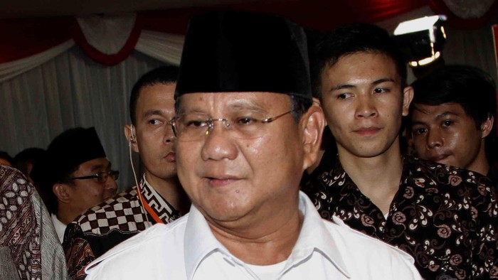 Prabowo subianto Prabowo keluar dari Balai Sarbini, Jakarta, Senin (10/6/2014) usai Depat capres/cawapres 2014