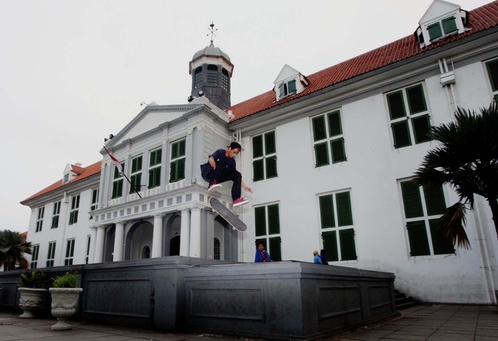 Wisatawan berwisata di halaman Museum Fatahillah Kawasan Kota Tua, Jakarta, Senin (4/2/2013). Pemerintah Provinsi DKI Jakarta melakukan penataan PKL disekitar Museum Fatahillah serta mempercantik kawasan Kota Tua tersebut guna menjaga keindahan dan ketertiban demi kenyamanan pengunjung.