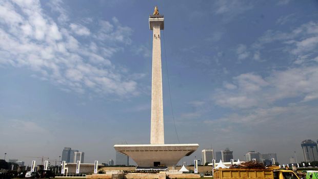 Tugu Monumen Nasional atau Monas yang sedang dibersihkan di Jakarta Pusat, Kamis (15/05/2014). Pembersihan monas meliputi dari bagian cawan hingga bagian badan tugu Monas dari debu dan kotoran yang menempel akibat polusi.
