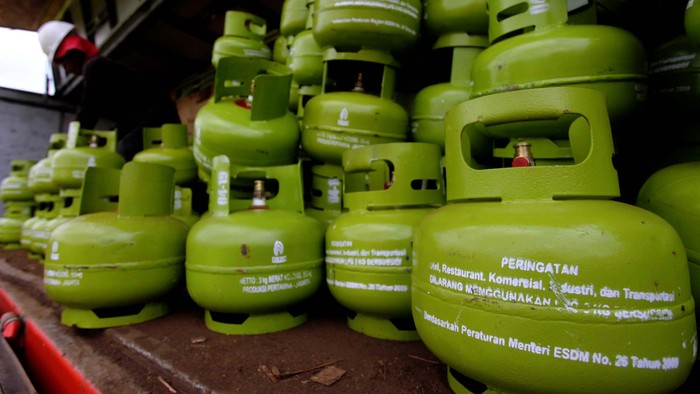 Petugas melakukan proses pengecekan tabung gas 3 kg yang telah diperbaiki dilapangan penimbunan tabung Depo Pertamina Gas Plumpang, Jakarta, Jumat (2/5/2014). Depo pertamina Plumpang memiliki kapasitas perbaikan 1500 tabung per hari.