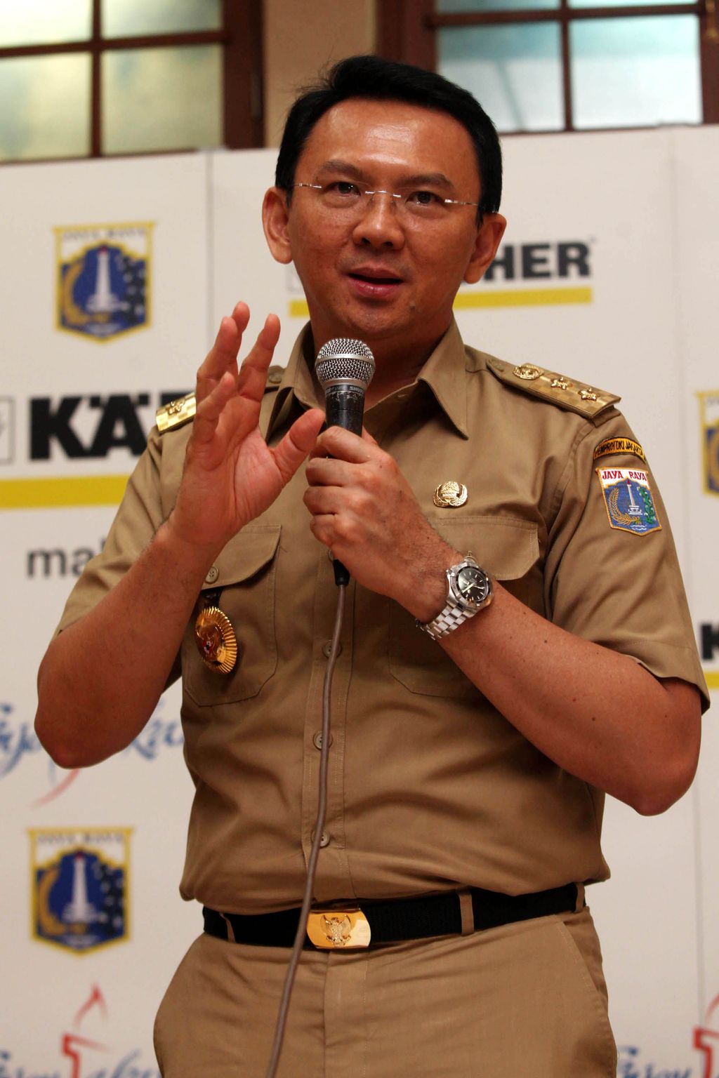 Wakil Gubernur DKI Jakarta Basuki Tjahaja Purnama ditemui dalam acara penandatanganan kerjasama anak perusahaan peralatan teknologi pembersih asal Jerman, Kaercher Indonesia, Jakarta, Rabu (2/4/2014). Kerjasama tersebut terkait pembersihan monas.