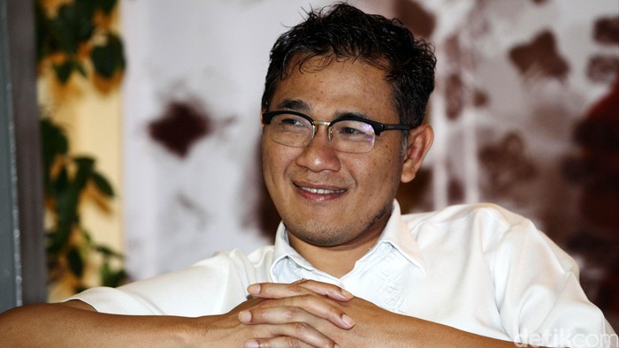 Budiman Sudjatmiko salah satu politisi yang lolos ke Senayan, yang kini menjadi salah satu timses Jokowi-JK yang bergabung di tim penggalangan bagian desa.