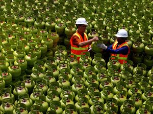 Hadapi Natal dan Tahun Baru, Pertamina Tambah Pasokan Elpiji 3 Kg di Banyumas