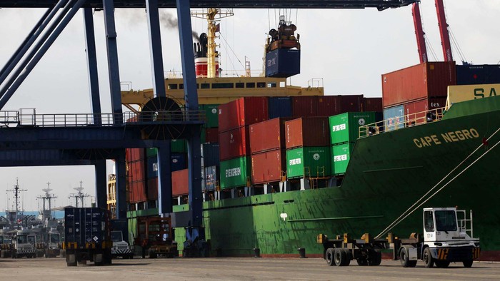 Kesibukan Pelabuhan Tanjung Priok tak pernah berhenti berdenyut. Kegiatan bongkar muat barang menjadi pemandangan sehari-hari. Yuk kita lihat aktivitas bongkar muat di pelabuhan yang terletak di Jakarta Utara tersebut.
