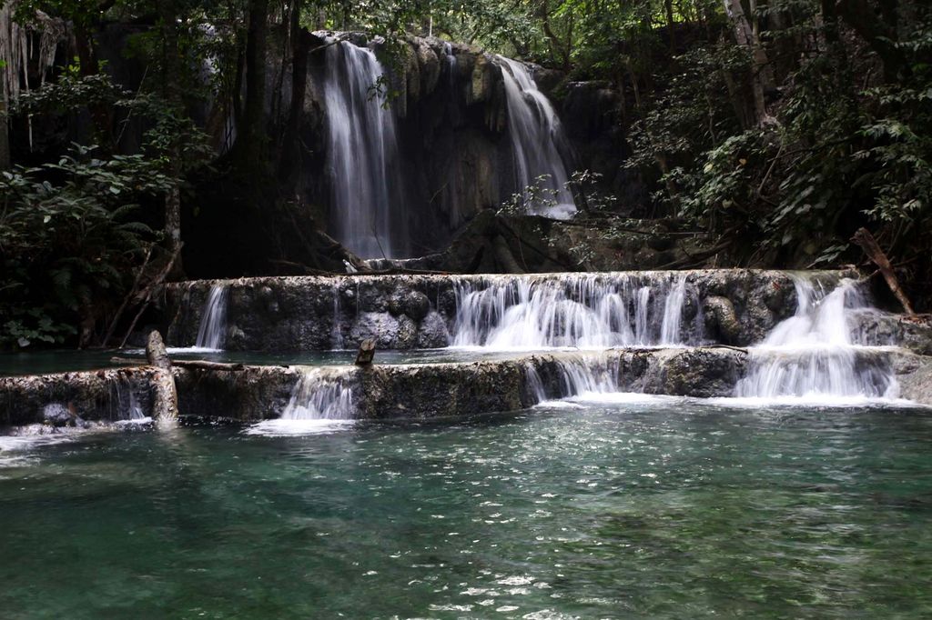 Pulau Moyo yang terletak di Kabupaten Sumbawa di Provinsi Nusa Tenggara Barat tidak hanya menawarkan keindahan wisata bahari. Pulau ini menawarkan keindahan surga di dalam hutan yang asri yaitu sebuah air terjun yang indah bernama Air Terjun Mata Jitu.