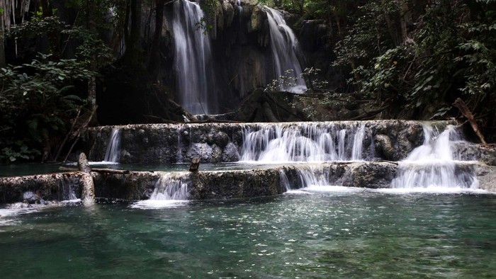 Pulau Moyo yang terletak di Kabupaten Sumbawa di Provinsi Nusa Tenggara Barat tidak hanya menawarkan keindahan wisata bahari. Pulau ini menawarkan keindahan surga di dalam hutan yang asri yaitu sebuah air terjun yang indah bernama Air Terjun Mata Jitu.