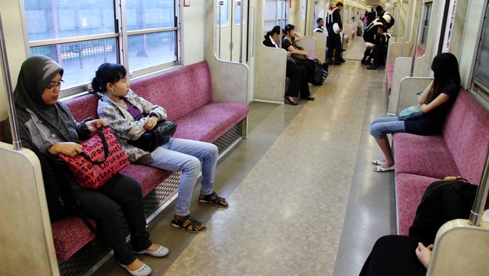 PT KAI Commuter Jabodetabek meluncurkan kereta rel listrik (KRL) Commuter Line khusus wanita, Senin (1/10/2012). Peluncuran KRL khusus wanita ini dalam rangka meningkatkan pelayanan terhadap pengguna jasa KRL. dok. detikFoto.