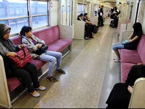 Bagaimana Aturan Duduk di KRL? Ini Kata KCI