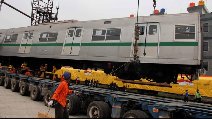 PT KAI Commuter Jabodetabek mendatangkan 20 gerbong penumpang dari perusahaan kereta api Jepang Tokyo Metro Lite, sinan (24/9/2012). 20 Rangkaian gerbong buatan tahun 1988 hingga 1990 tersebut digunakan untuk melayani rute komuter. dok. detikFoto.