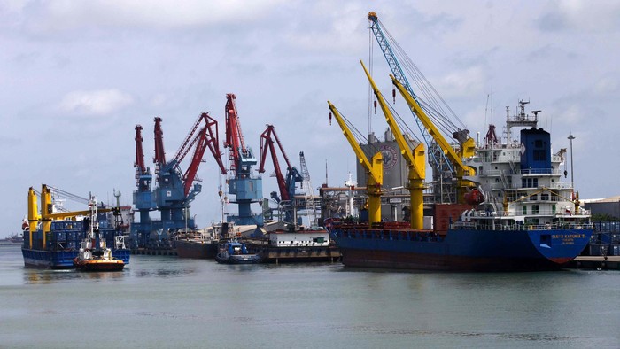 Kesibukan Pelabuhan Tanjung Priok tak pernah berhenti berdenyut. Kegiatan bongkar muat barang menjadi pemandangan sehari-hari. Yuk kita lihat aktivitas bongkar muat di pelabuhan yang terletak di Jakarta Utara tersebut.