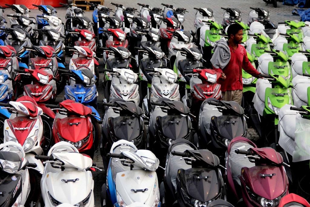 Asosiasi Industri Sepeda Motor Indonesia (AISI) menargetkan pertumbuhan penjualan sepeda motor sampai akhir tahun 2012 naik 10-12% dari tahun 2011 atau sekitar 8,3 juta unit. Berdasarkan catatan AISI, total penjualan sepeda motor di Indonesia tahun 2011 mencapai 8.012.540 unit.