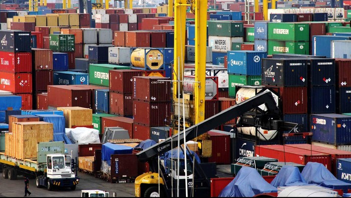 Aktivitas bongkar muat peti kemas di Pelabuhan Tanjung Priok, Jakarta, Selasa (25/9/2012). Pengamat Ekonomi dari Standard Chartered Bank mengatakan perekonomian dunia akan mengalami kenaikan pada level 3,2%. Pertumbuhan tersebut akan berdampak pada impor dan ekspor Indonesia pada tahun 2013.