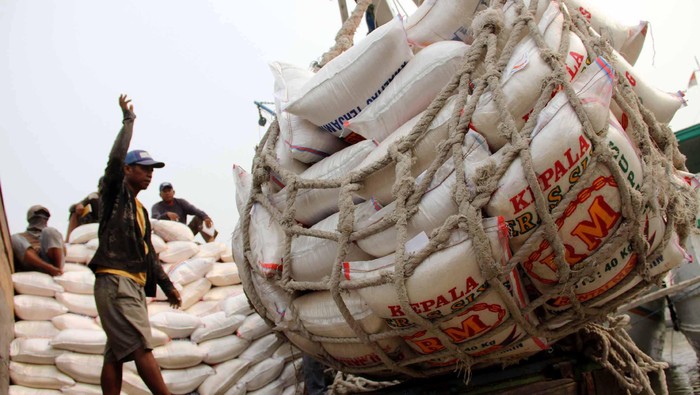 Buruh mengangkut beras di Pelabuhan Sunda kelapa, Jumat (28/9/2012). Pemerintah akan mengimpor beras dari Vietnam sebanyak 1,5 juta ton per tahun jika Indonesia membutuhkannya, untuk cadangan beras nasional. dok. File detikFoto.
