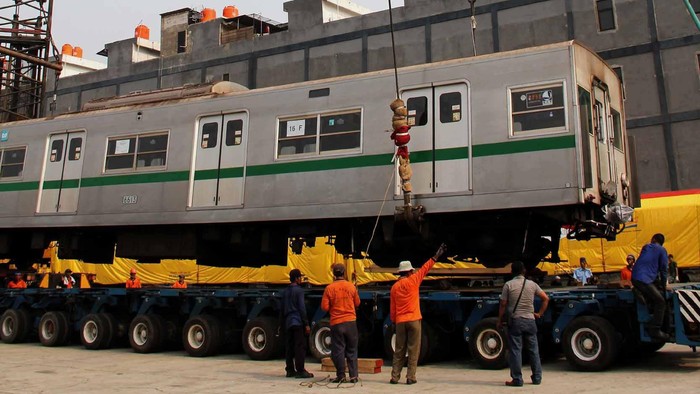 PT KAI Commuter Jabodetabek mendatangkan 20 gerbong penumpang dari perusahaan kereta api Jepang Tokyo Metro Lite, sinan (24/9/2012). 20 Rangkaian gerbong buatan tahun 1988 hingga 1990 tersebut digunakan untuk melayani rute komuter. dok. detikFoto.