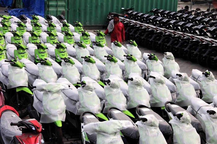 Asosiasi Industri Sepeda Motor Indonesia (AISI) menargetkan pertumbuhan penjualan sepeda motor sampai akhir tahun 2012 naik 10-12% dari tahun 2011 atau sekitar 8,3 juta unit. Berdasarkan catatan AISI, total penjualan sepeda motor di Indonesia tahun 2011 mencapai 8.012.540 unit.