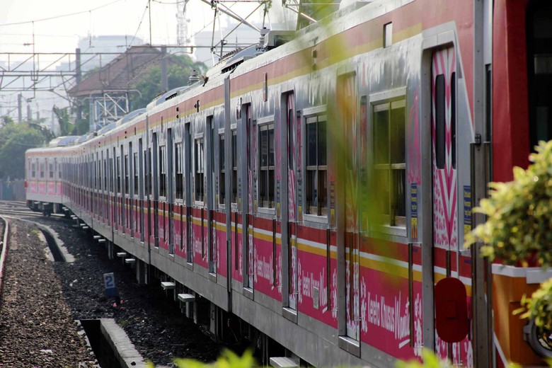 Perempuan, Mari Toleran di Gerbong Merah Jambu KRL Perempuan, Mari Toleran di Gerbong Merah Jambu KRL